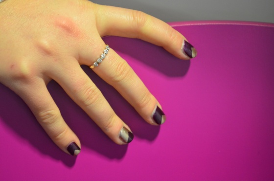 vernis nail art triangle au scotch violet et or 005