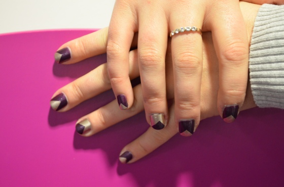 vernis nail art triangle au scotch violet et or 010