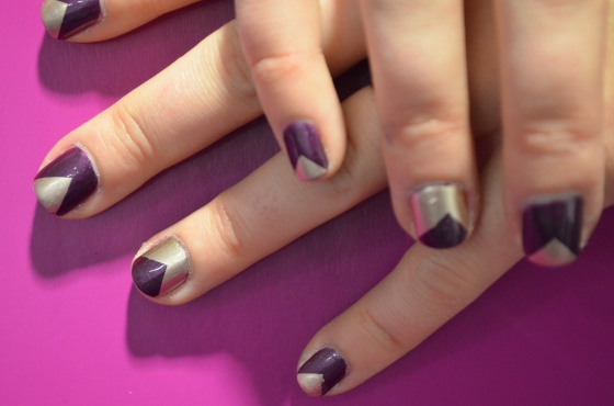 vernis nail art triangle au scotch violet et or 011