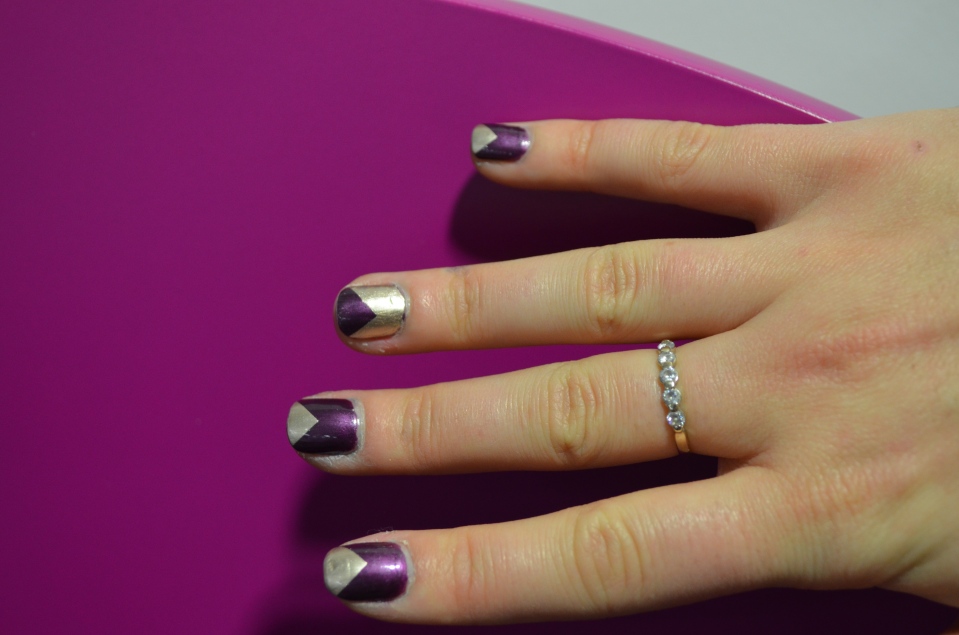 vernis nail art triangle au scotch violet et or 012