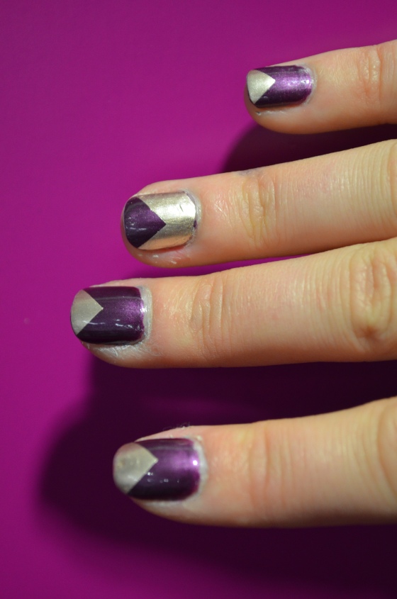 vernis nail art triangle au scotch violet et or 013