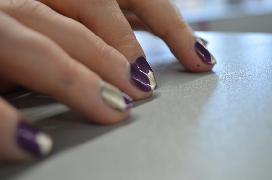vernis nail art triangle au scotch violet et or 015
